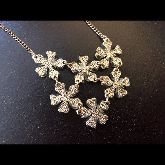 NWT The Limited Elegant Floral Statement Necklace - Picture 4 of 5